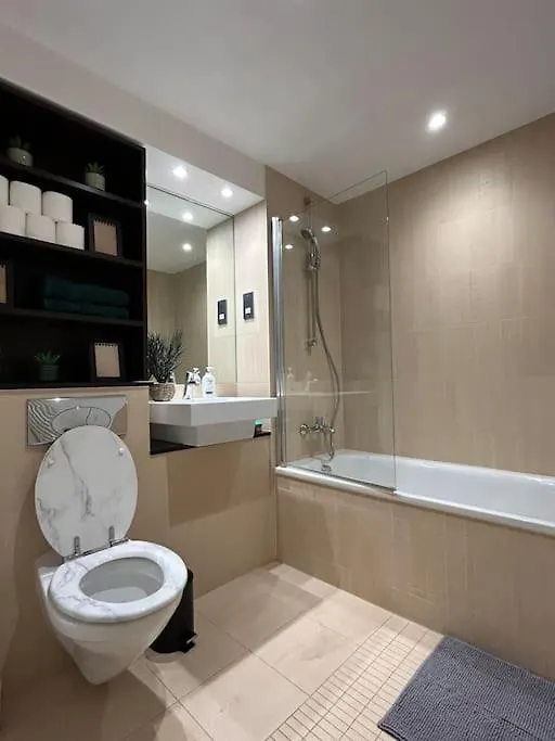 Newly Renovated & Modern 2-Br Close To Canary Wharf London 0*,  United Kingdom