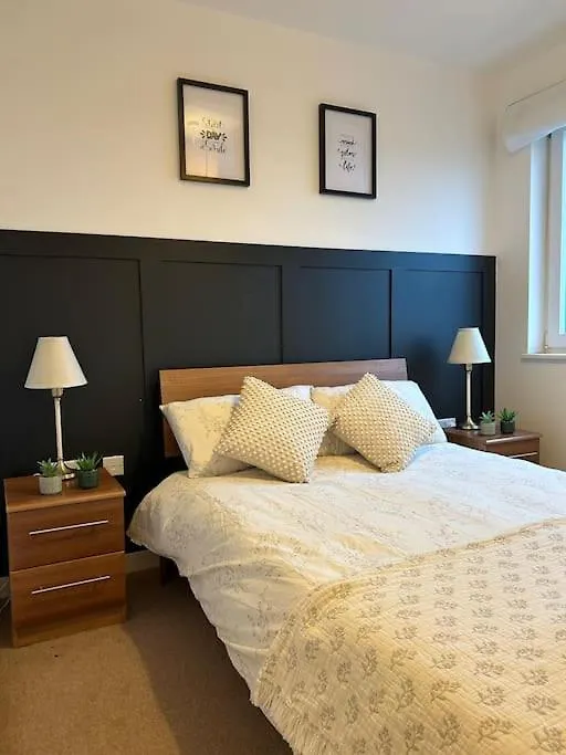 Newly Renovated & Modern 2-Br Close To Canary Wharf London