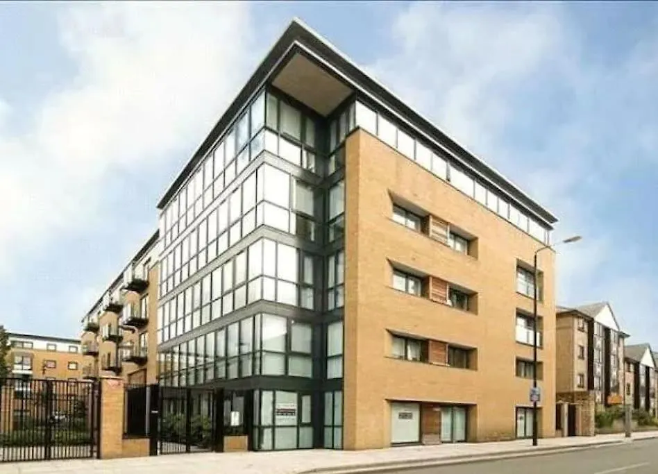 Newly Renovated & Modern 2-Br Close To Canary Wharf London