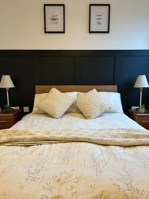 Apartment Newly Renovated & Modern 2-Br Close To Canary Wharf London