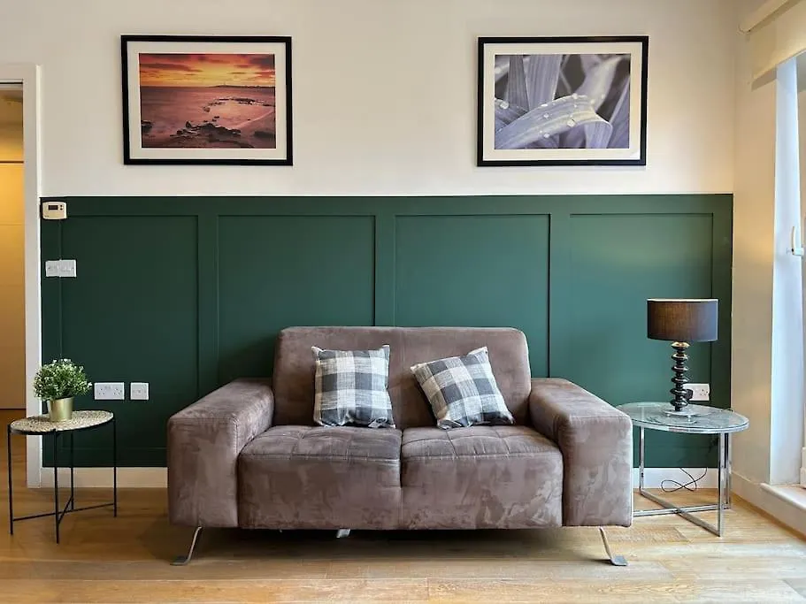 Newly Renovated & Modern 2-Br Close To Canary Wharf London